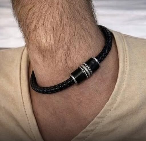 Viral Optical Illusion Has People Staring at a Guy’s Neck Way Too Long